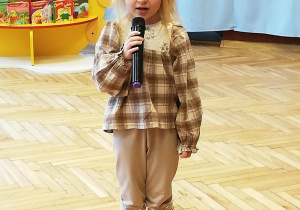 dziewczynka z mikrofonem