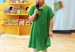 dziewczynka z mikrofonem