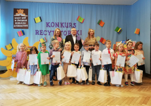 grupa dzieci i dorośli na tle dekoracji