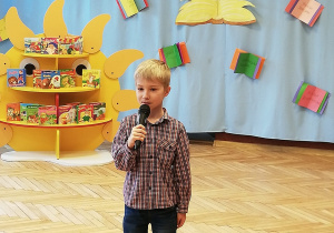 chłopiec z mikrofonem