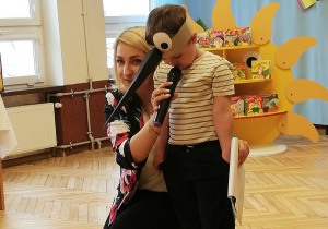 chłopiec i kobieta z mikrofonem