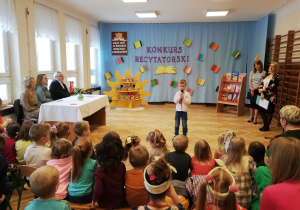 grupa dzieci i chlopiec z mikrofonem