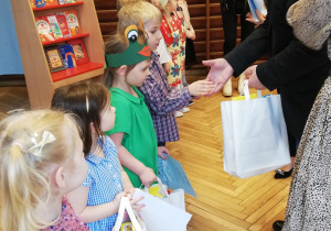 dzieci otrzymujące narody