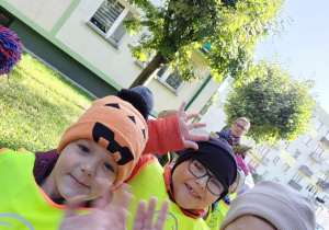 chłopcy, osoba dorosła