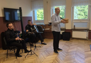 muzycy z instrumentami