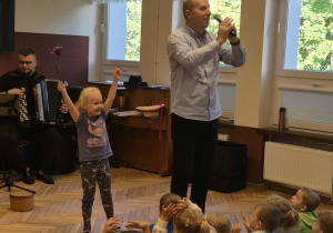 muzyk, dziewczynka z kwiatkiem