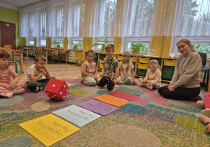zabawa z kostką na dywanie
