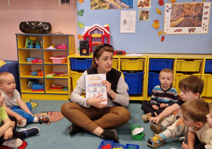 osoba dorosła, dzieci na dywanie