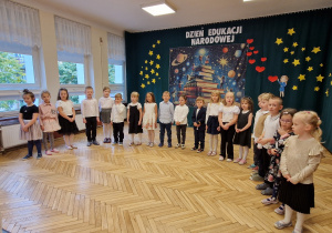 grupa dzieci w półkolu