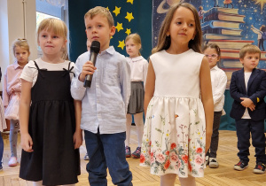 chłopiec z mikrofonem, dziewczynki