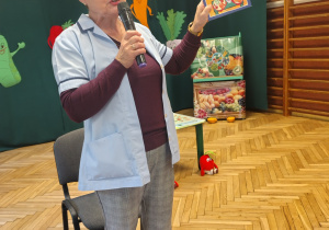 osoba dorosła trzyma w ręku książkę