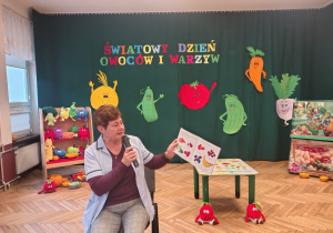 osoba dorosła z obrazkami