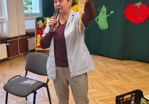 osoba dorosła z warzywem w ręku