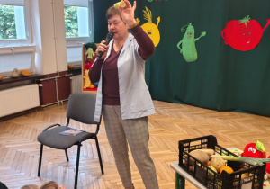 osoba dorosła z owocem w ręku