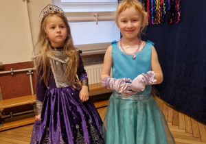 dziewczynki w strojach
