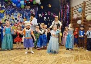 zabawa dzieci przy muzyce