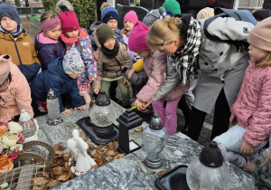 grupa dzieci przy grobie