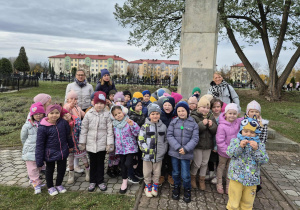 grupa dzieci przy pomniku