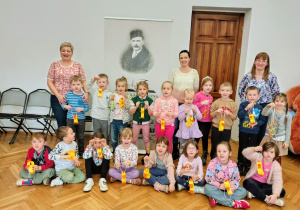 sala biblioteczna, grupa przedszkolaków, 3 kobiety