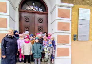 wejście do biblioteki, grupa przedszkolaków, nauczycielka