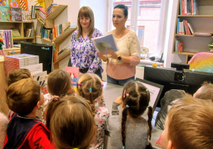 sala biblioteczna, dzieci, 2 bibliotekarki