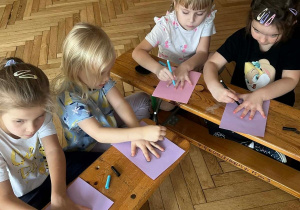 sala przedszkolna, dzieci, rysowanie na ławeczkach
