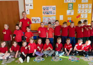 grupa przedszkolaków, nauczycielka w czerwonych podkoszulkach