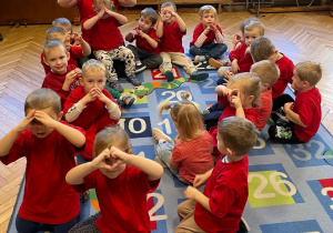 grupa przedszkolaków, nauczycielka w czerwonych podkoszulkach