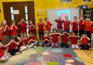 grupa przedszkolaków, nauczycielki w czerwonych podkoszulkach