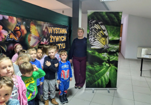 baner "Wystawa żywych motyli, przedszkolaki, nauczycielka