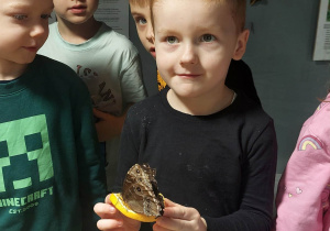 przedszkolaki, chłopiec z motylem na plastru pomarańczy