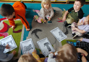 przedszkolaki na dywnie, obrazki z prawami dzieci