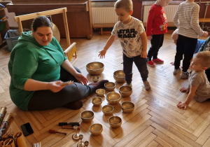 kobieta, przedszkokaki, misy tybetańskie