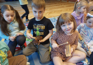 przedszkolaki z instrumentami