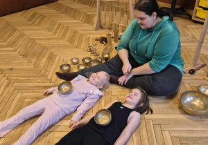 kobieta, przedszkolaki z misami tybetańskimi na brzuchu