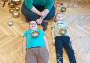 kobieta, przedszkolaki z misami tybetańskimi na brzuchu