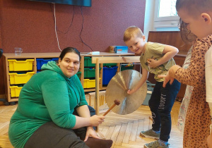 kobieta, przedszkolaki, gong