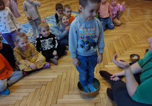 przedszkolaki, chłopiec stojący w misie tybetańskiej