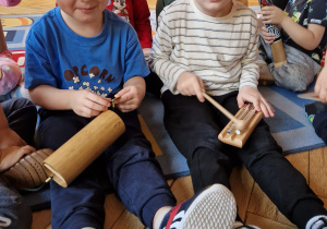 przedszkolaki z instrumentami