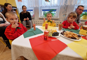 przedszkolaki, rodzice, poczęstunek na stole