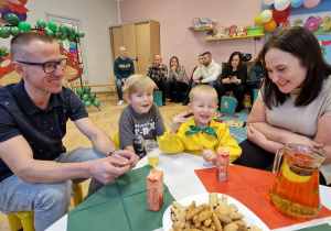 przedszkolaki, rodzice, poczęstunek na stole