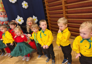 grupa przedszkolaków, nauczycielka