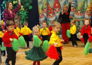 grupa tańczących przedszkolaków, nauczycielki