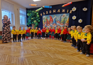 grupa przedszkolaków, osoby dorosłe, baner z krasnoludkami