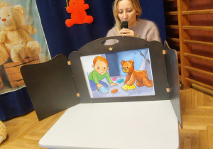 kobieta, teatrzyk Kamishibai