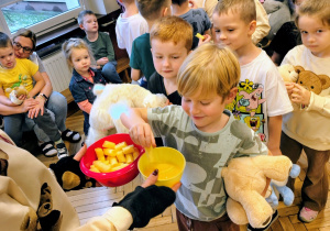 grupa przedszkolaków, miseczki z chrupkami i miodem
