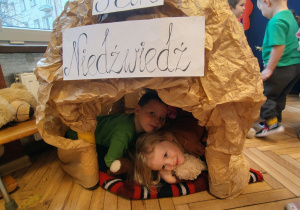dekoracja-gawra z napisem Pan Niedźwiedź, chłopiec, dziewczynka w środku