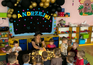 wróżby andrzejkowe, nauczycielka, przedszkolaki