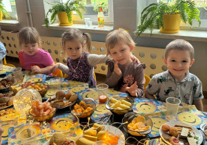przedszkolaki, stół z poczęstunek