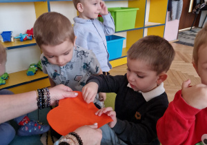 przedszkolaki, serce z papieru